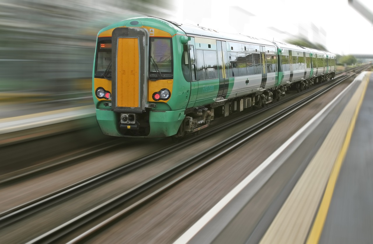 Il mezzo di trasporto, più sicuro e meno inquinante: il treno